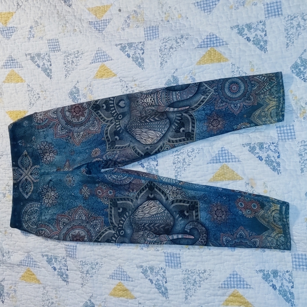 Medium athletic crop leggings elephant mandala print like new